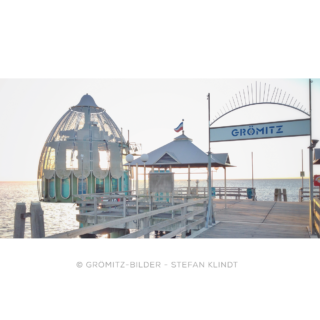 Seebrücke mit Tauchglocke im Gegenlicht