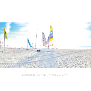 Grömitz-Bilder - Segel am Strand im Gegenlicht beim Yachthafen mit Seebrücke im Hintergrund