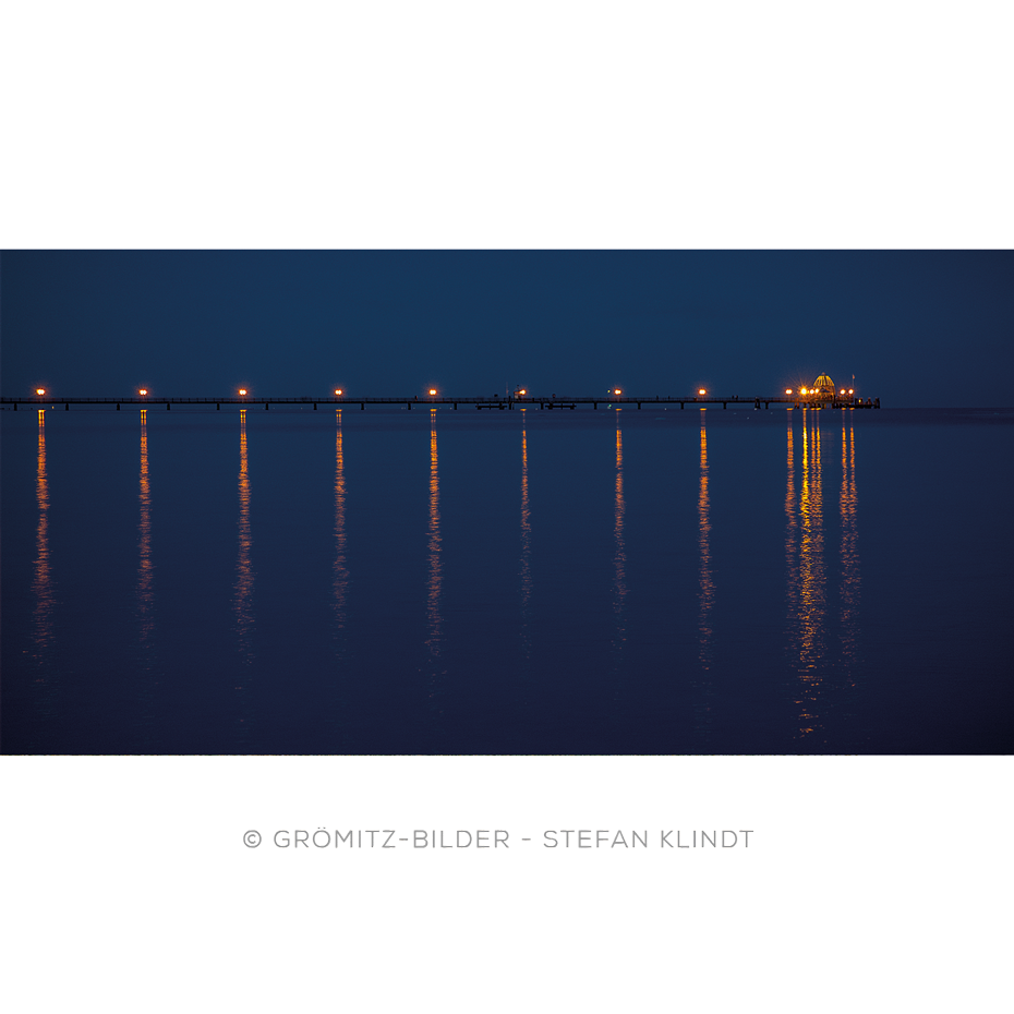 085 Die beleuchtete Seebrücke Grömitz am Abend