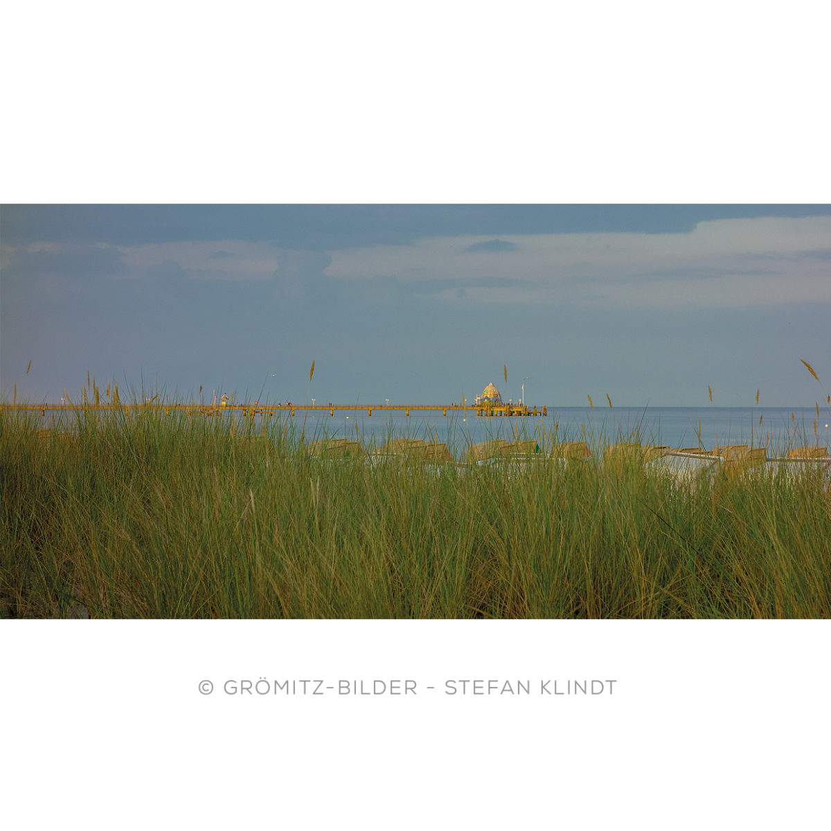 0821 Grömitz Bilder - Seebrücke hinter Dünengras